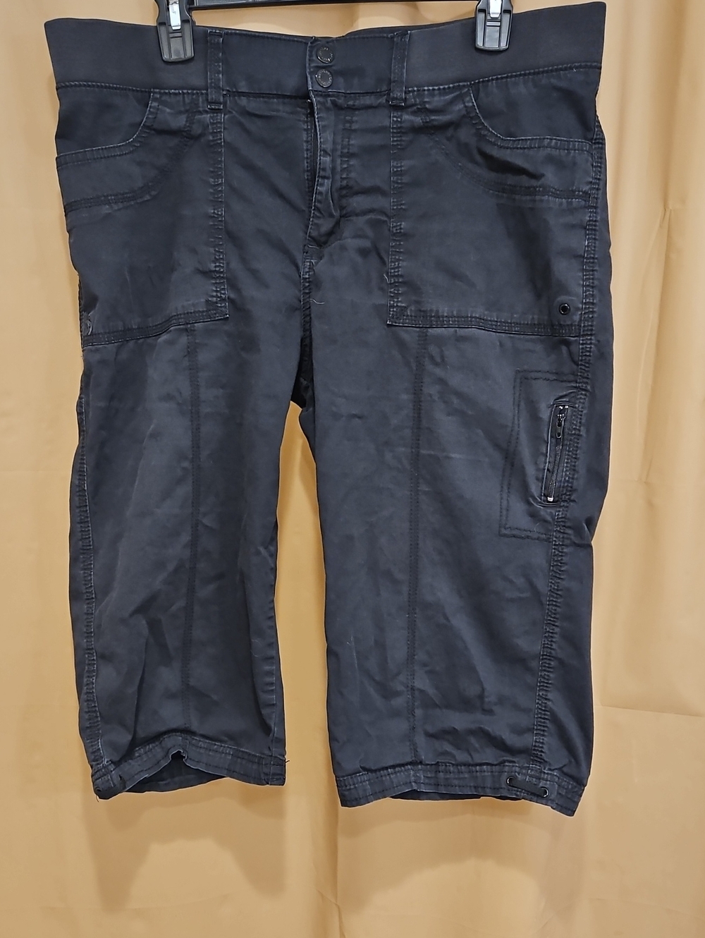 Lee Relaxed Fit Black Zip Front Capris